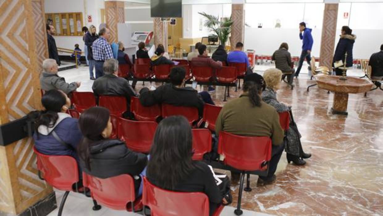 Usuarios esperan en la Oficina de Atención al Ciudadano del Ayuntamiento de Córdoba