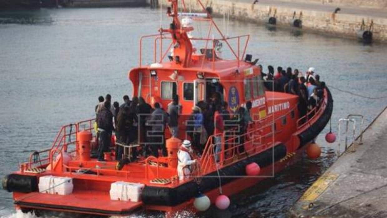 Una embarcación de Salvamento Marítimo, con inmigrantes tras ser rescatados