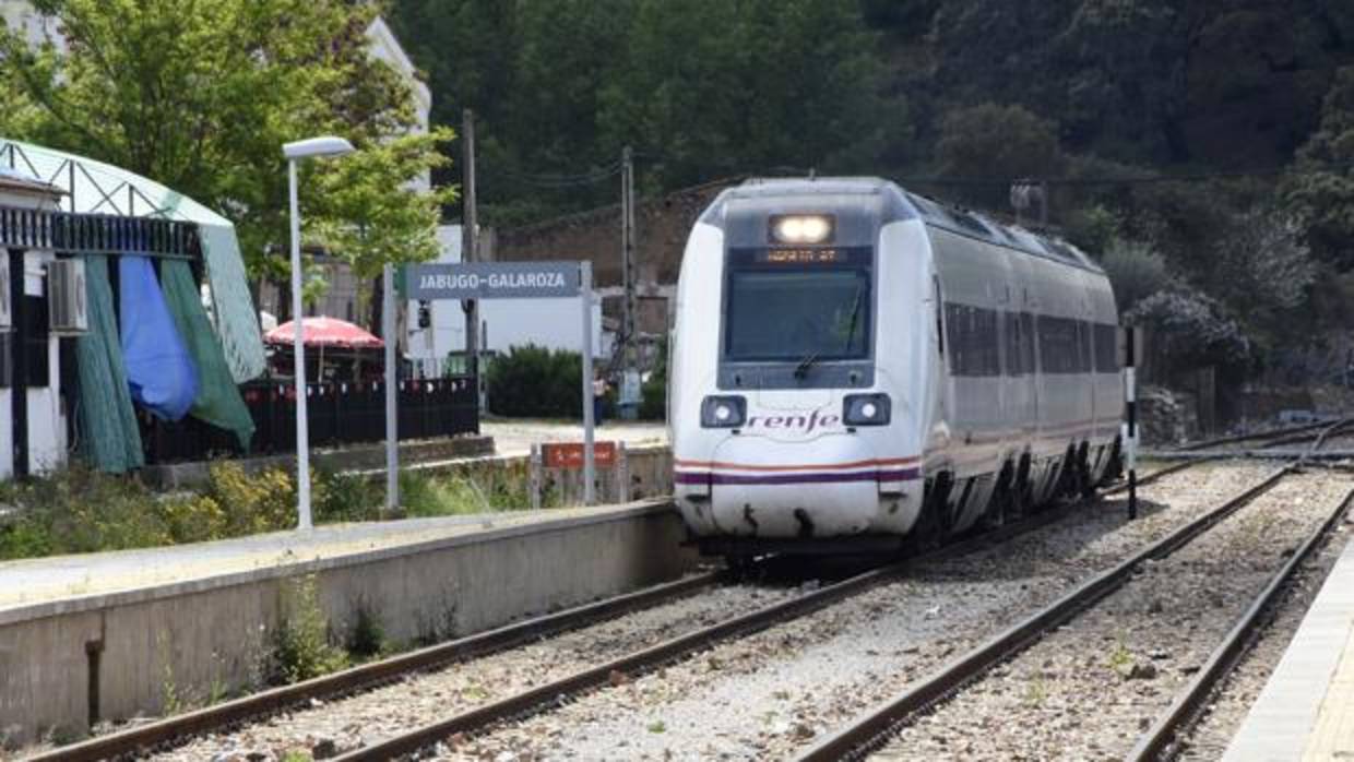 El tren a su paso por el apeadero de Jabugo-Galaroza