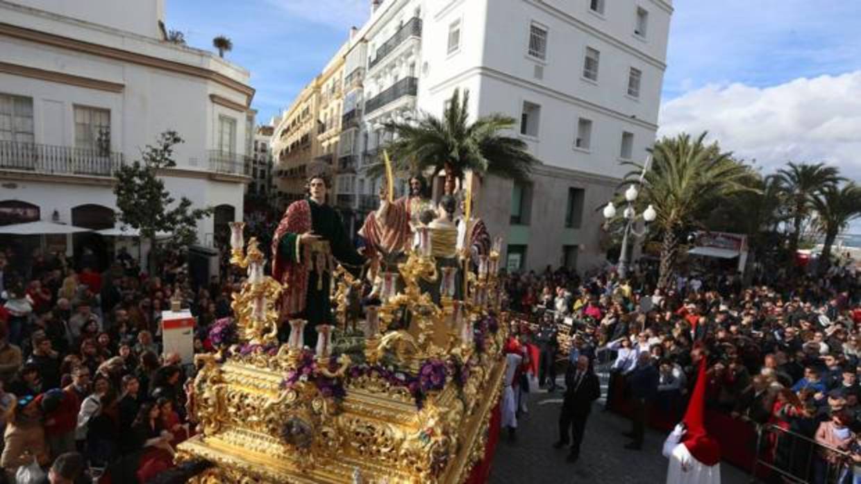 La hermandad de la Paz inauguró la Carrera Oficial