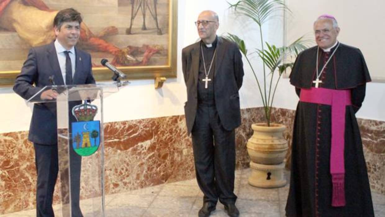 El acalde de Montilla junto al cardenal arzobispo de Barcelona y el obispo de Córdoba