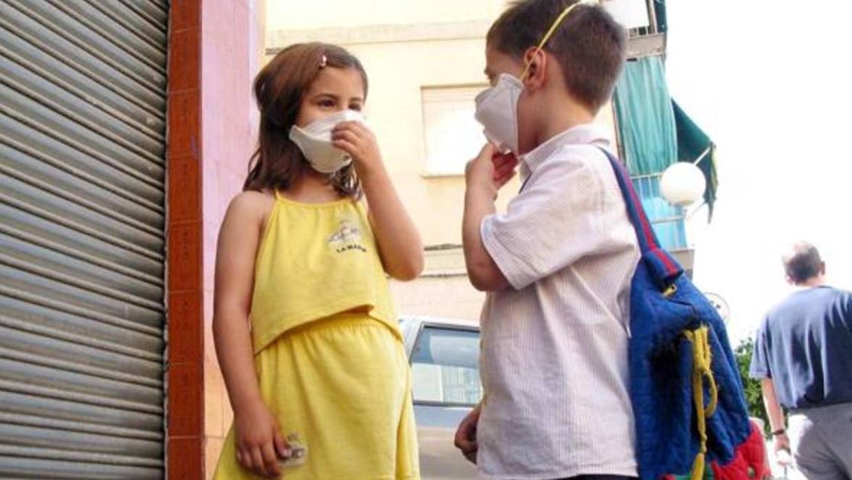Niños con mascarilla en Jaén para hacer frente al polen del olivo