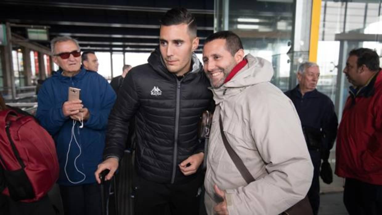 Sergi Guardiola posa con un aficionado en la Estación de Córdoba