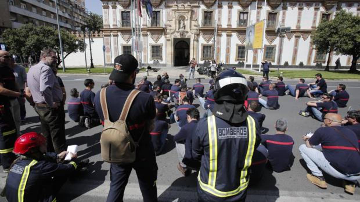 Protesta de bomberos ante la sede de la Diputación Provincial