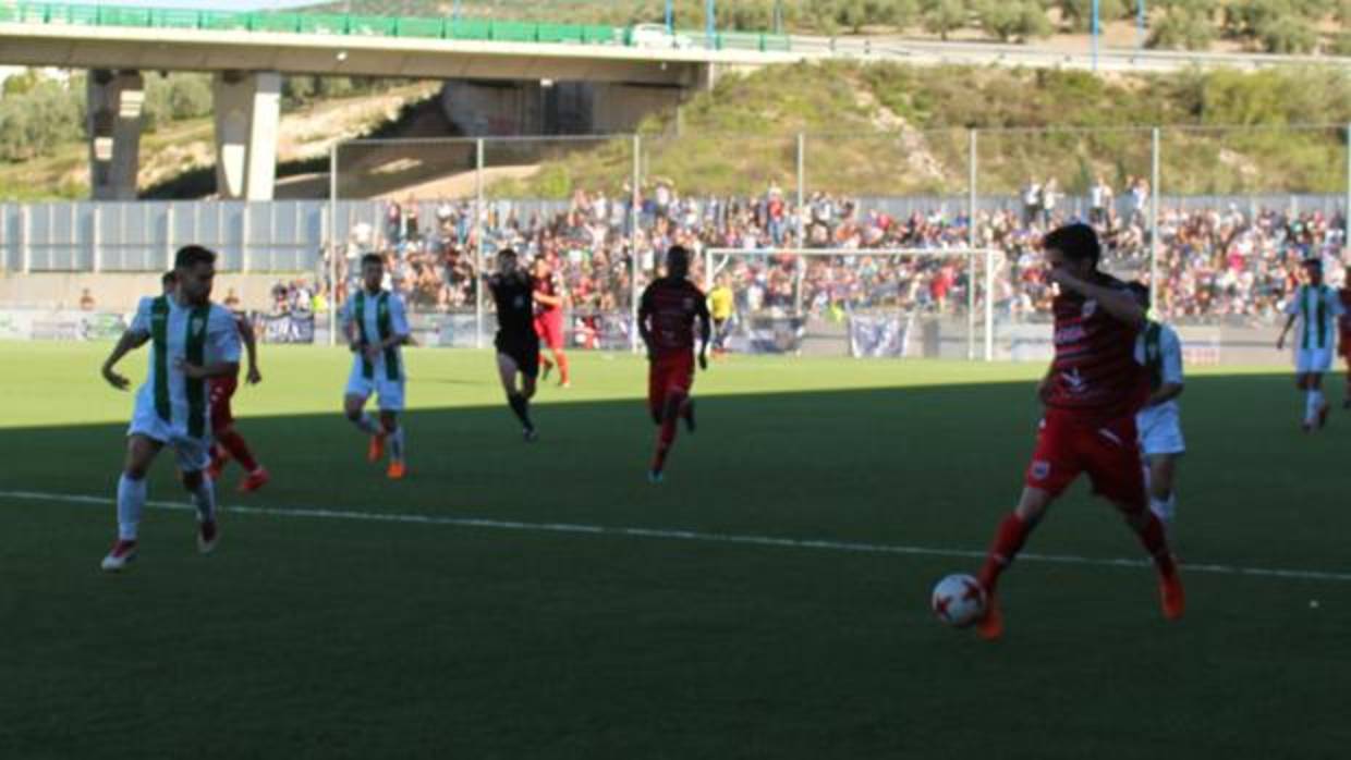 Una acción del partido entre el Córdoba B y el Mérida este domingo en Lucena