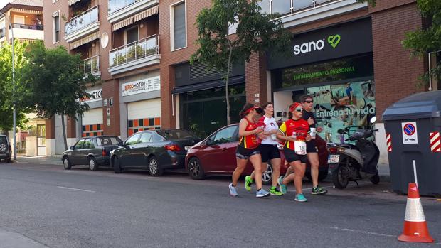 Miguel Espinosa y Marta Polo brillan en la carrera popular de Los Califas en Córdoba