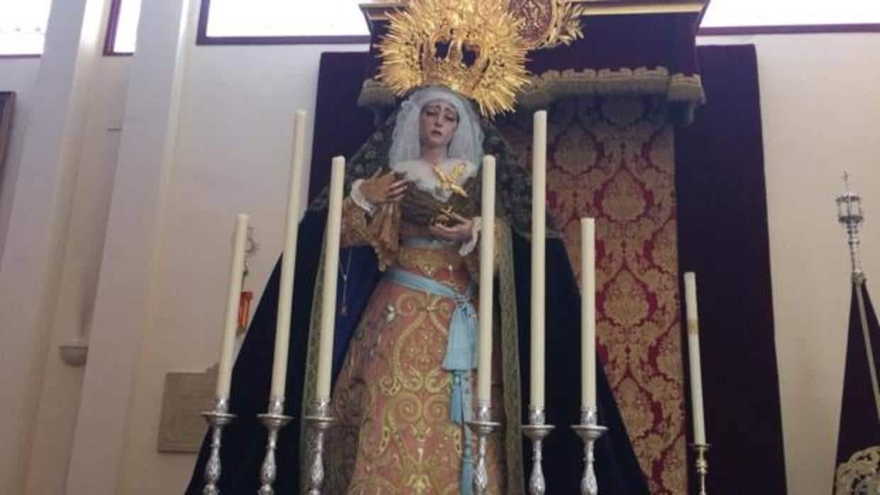 La Virgen de la Esperanza del Valle, preparada para el rosario