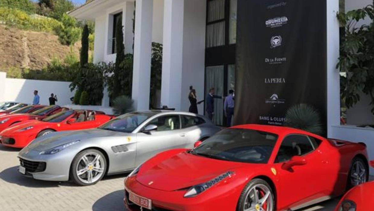 Más de 30 Ferrari fueron aparcados a la entrada de la mansión de 15 millones de euros