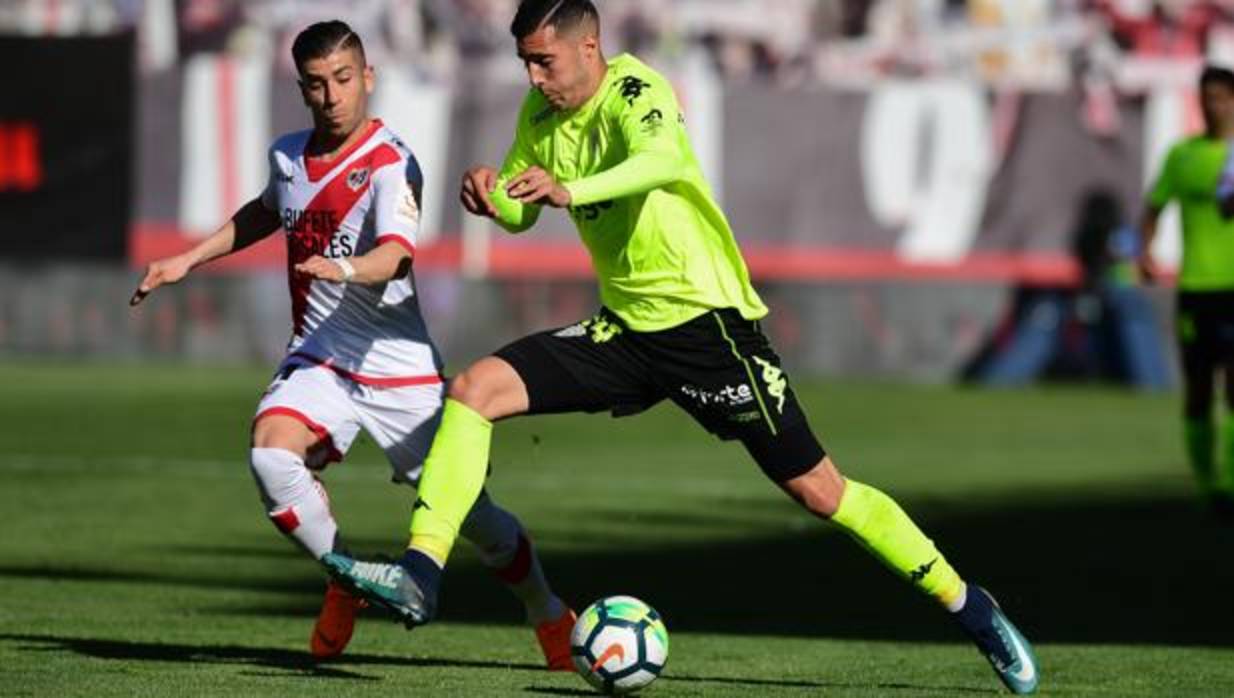 Sergi Guardiola protege el balón en una jugada del Rayo Vallecano-Córdoba CF