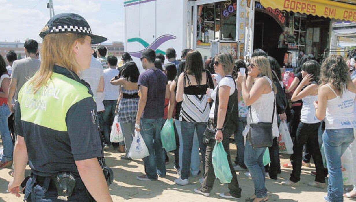 Una agente de Policía Local durante el miércoles de Feria, cuando los jóvenes hacen un macrobotellón