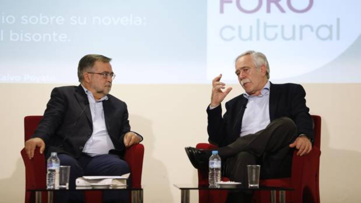 José Calvo Poyato y Antonio Pérez Henares, durante el Foro Cultural de ABC Córdoba