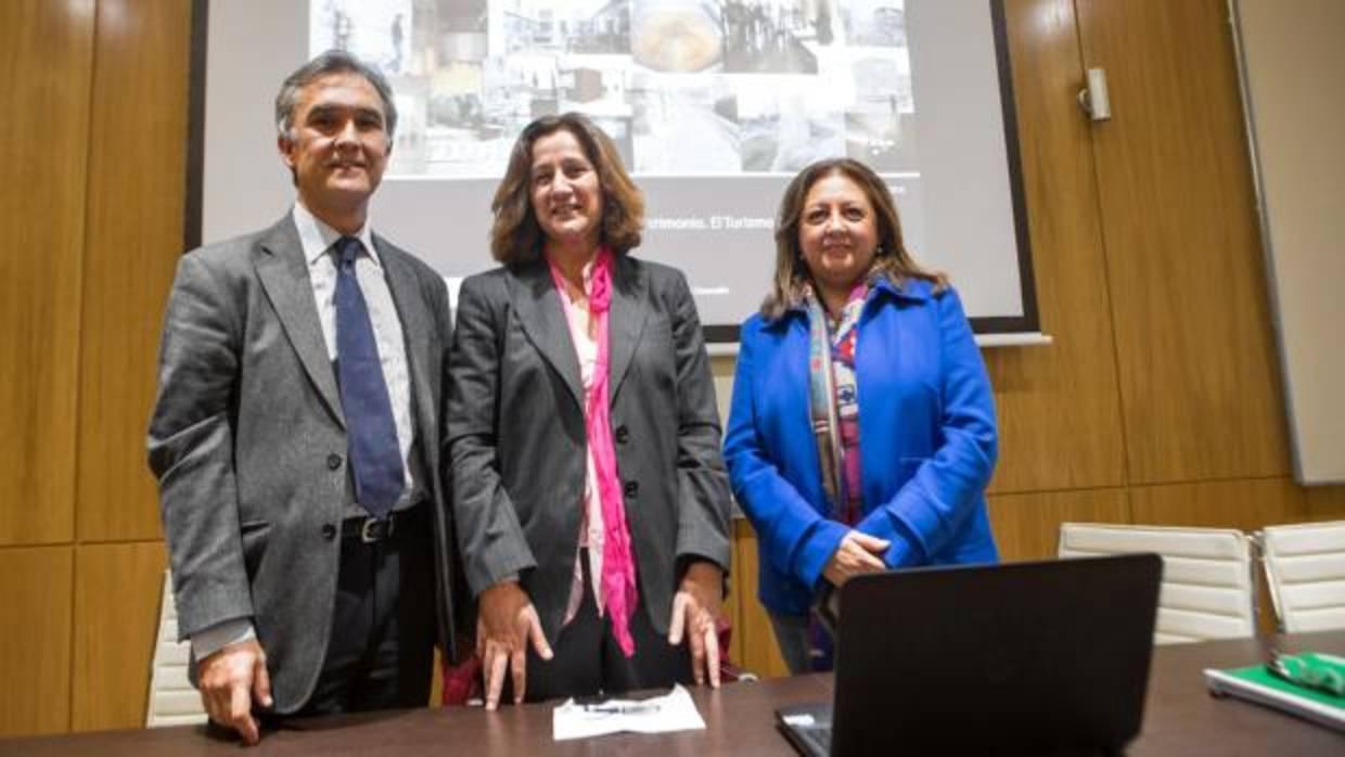 La exdirectora de la Alhambra, a la derecha, en la presentación del Máster de Museología de la Universidad de Granada que recibió una subvención sin justificar
