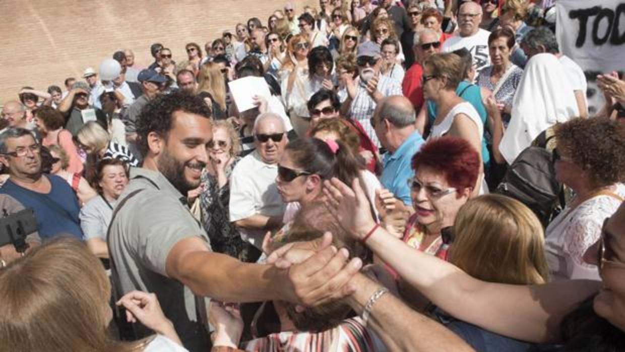 El médico Jesús Candel, «Spiriman», recibido por cientos de seguidores a su salida de los juzgados en Granada