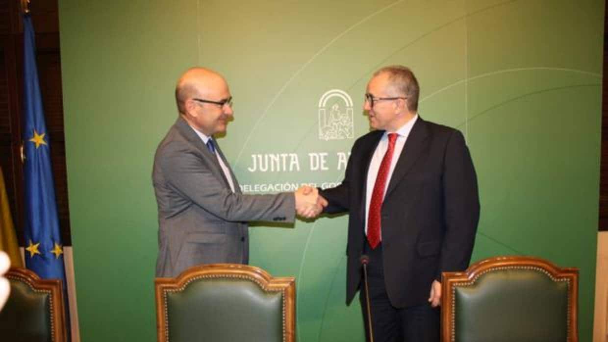 El directivo de Endesa José Luis Pérez Mañas junto al delegado de Economía