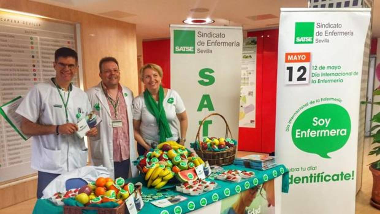 Miembros del Satse durante la reciente celebración del Día Internacional de la Enfermería en el hospital Macarena
