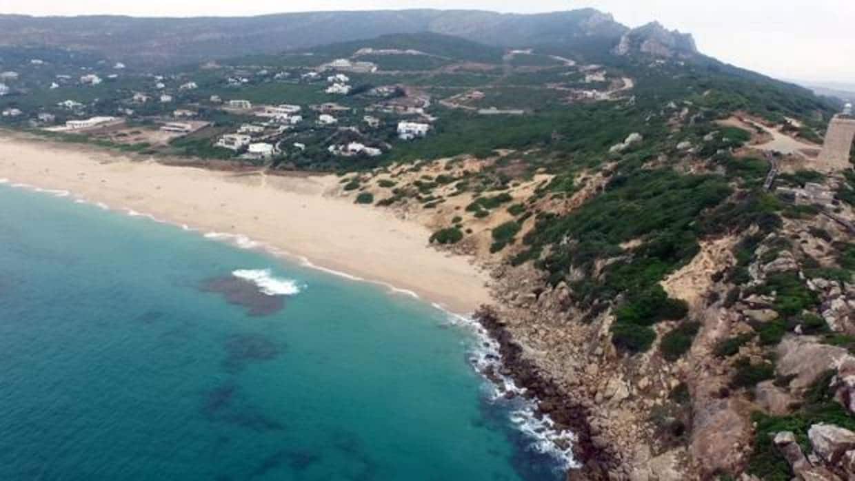 Imagen parcial del litoral de Tarifa, con zonas muy escarpadas