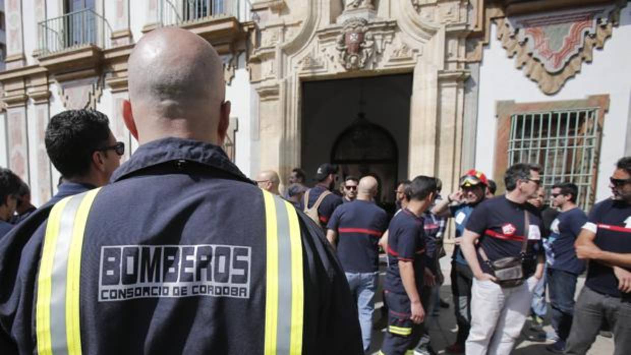 Bomberos en la puerta de la Diputación de Córdoba