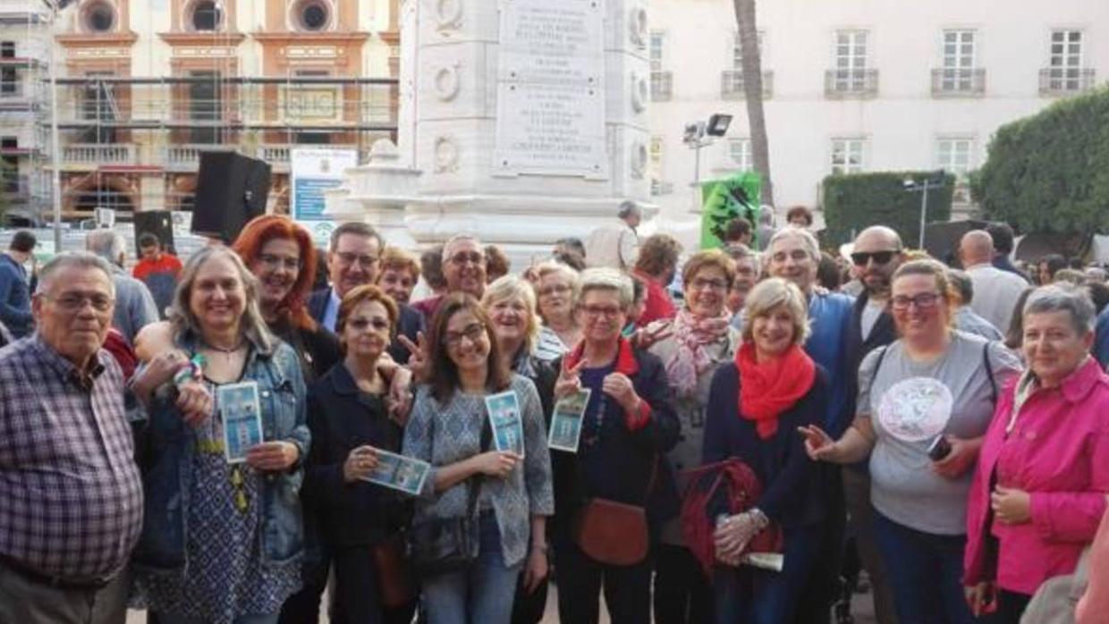 Líderes municipales socialistas acompañaron a los vecinos durante su protesta.