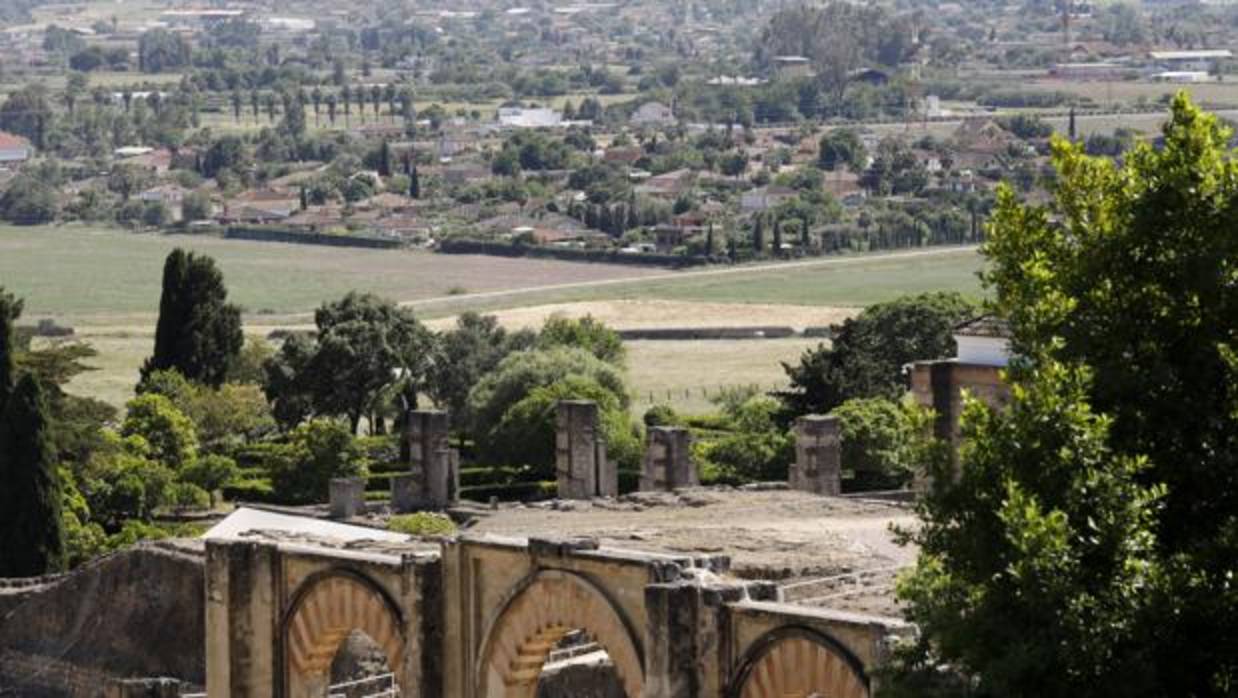 Panorámica del núcleo de viviendas de Las Pitas con arcadas del yacimiento en primer término