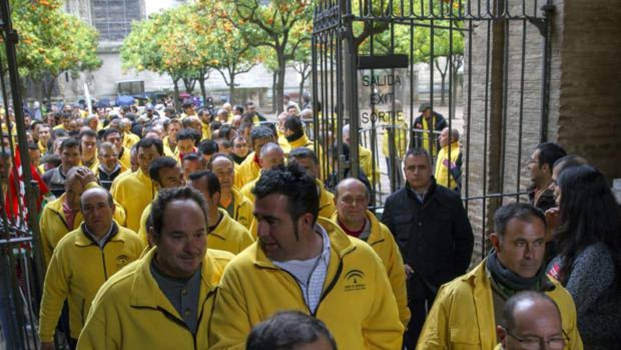 Los trabajadores de la Agencia Amaya durante una protesta en la Catedral de Sevilla