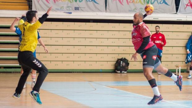 El Cajasur Córdoba muestra sus credenciales para ascender tras ganar al Balonmano Elda (27-19)