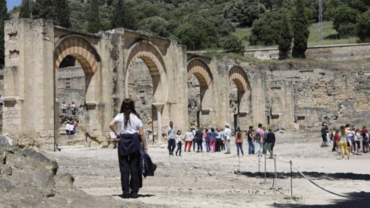 Turistas en el acceso este de la muralla del Alcázar de Medina Azahara