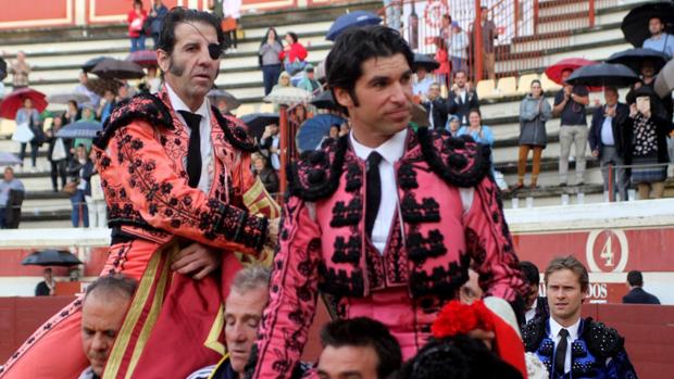 Padilla y Cayetano se reparten seis orejas en Lucena