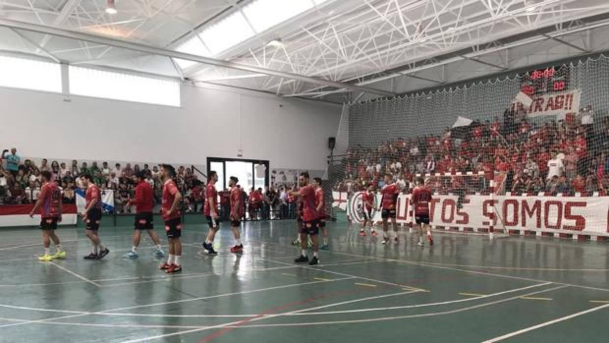 Los jugadores antes de iniciar el partido