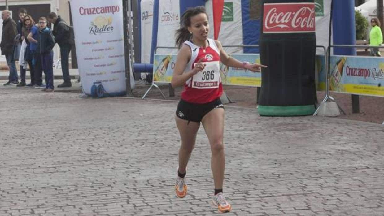 Fátima Ouhaddou celebra la victoria en la carrera de Puente Romano de 2017