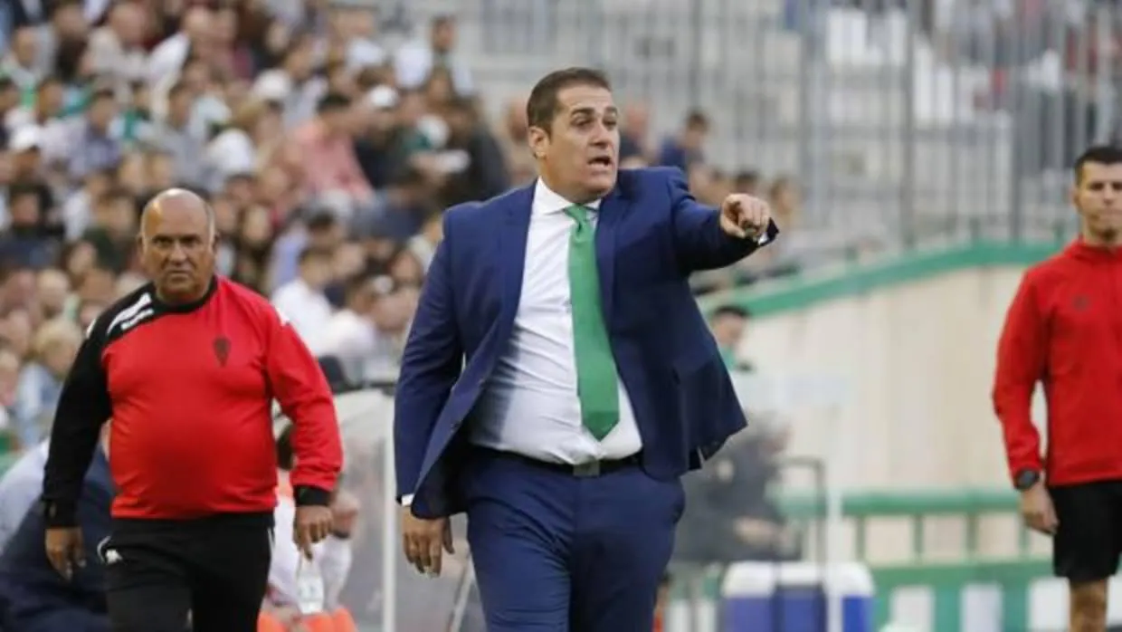José Ramón Sandoval da indicaciones durante el choque ante la UD Almería