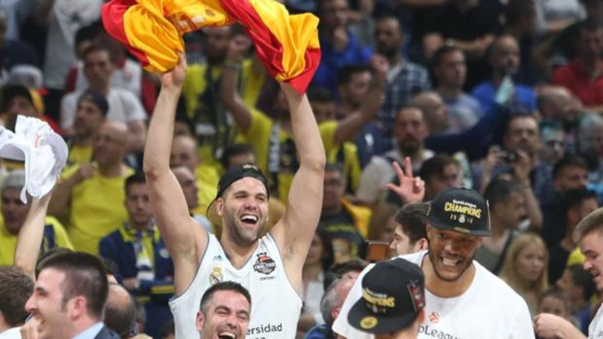 Felipe Reyes festeja la décima Euroliga del Real Madrid de baloncesto