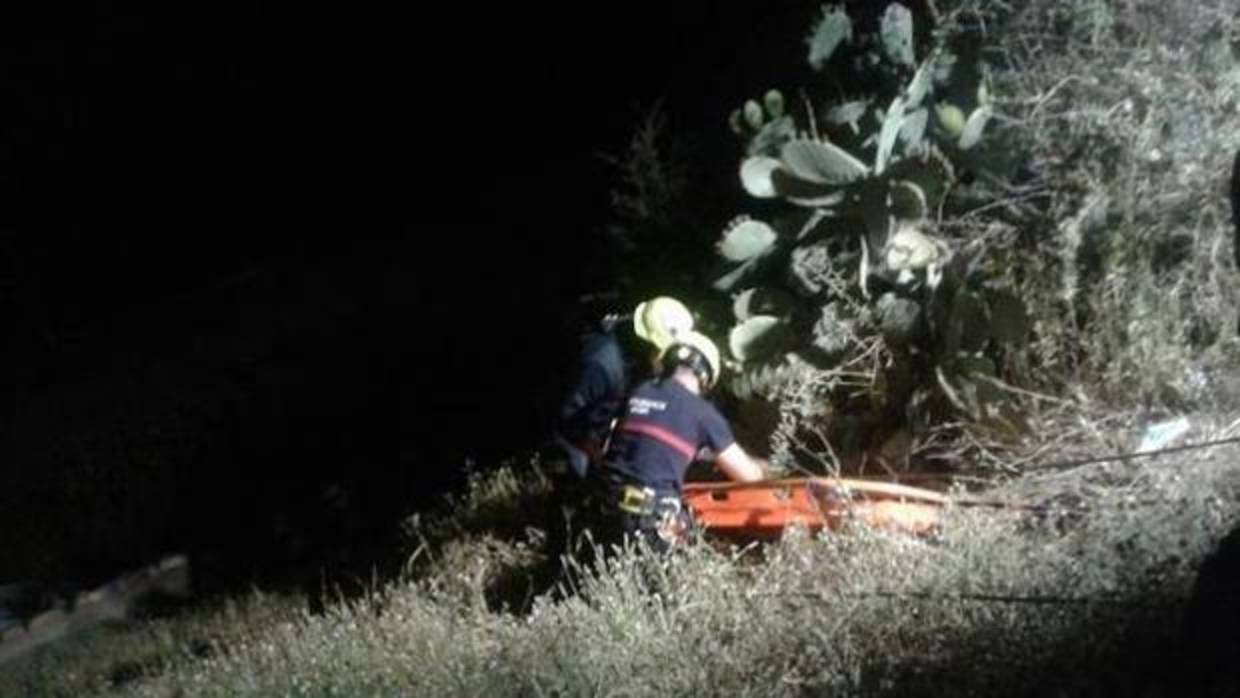 Bomberos de Loja rescatando el cuerpo de la mujer desaparecida en la localidad granadina de Moraleda de Zafayona