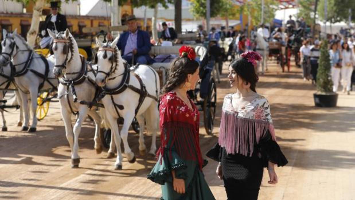 Dos jóvenes se miran junto al Paseo de Caballos