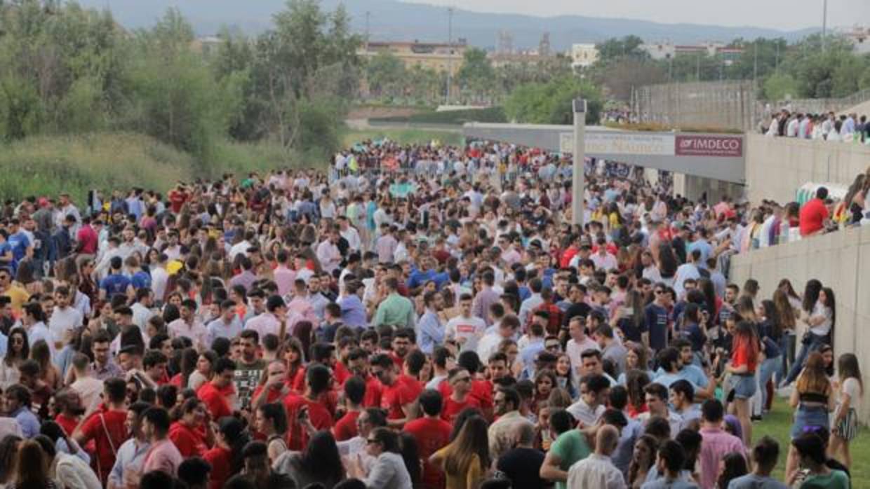 Participantes en el botellón de la tarde de este miércoles