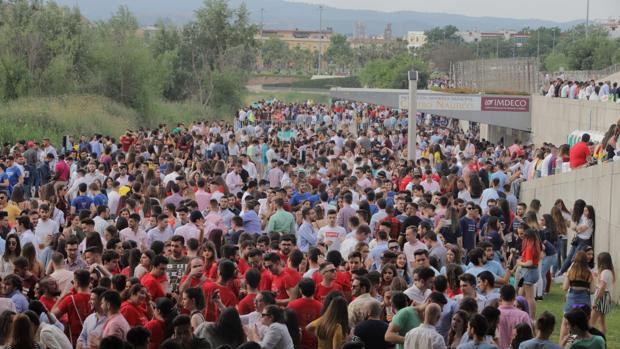 Feria de Córdoba | El botellón concentra a unos 10.000 jóvenes junto al Balcón del Guadalquivir