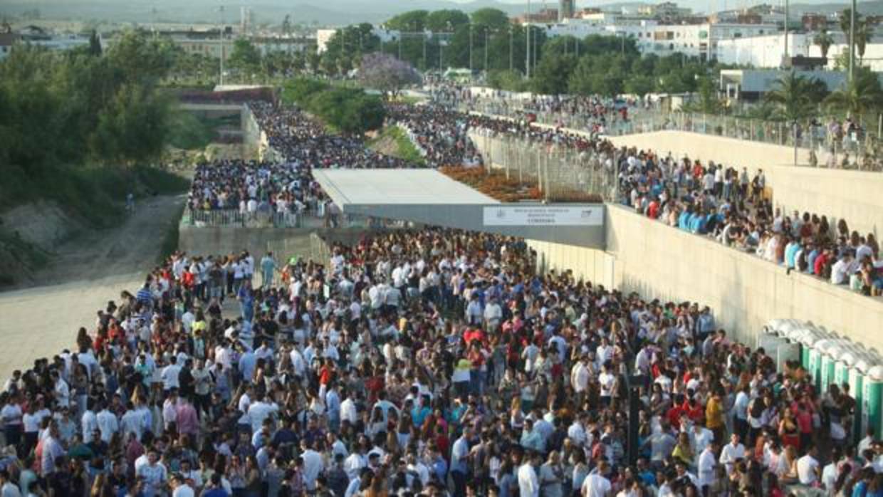 Aspecto del Balcón del Guadalquivir con el macrobotellón de la Feria de Córdoba en 2017