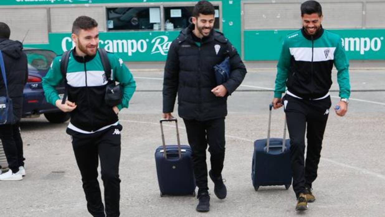 Galán, Caro y Aythami, con las maletas, en la salida a Montecastillo