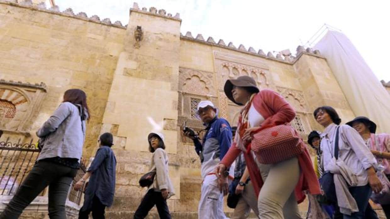 Un grupo de turistas japoneses, en el entorno de la Mezquita-Catedral
