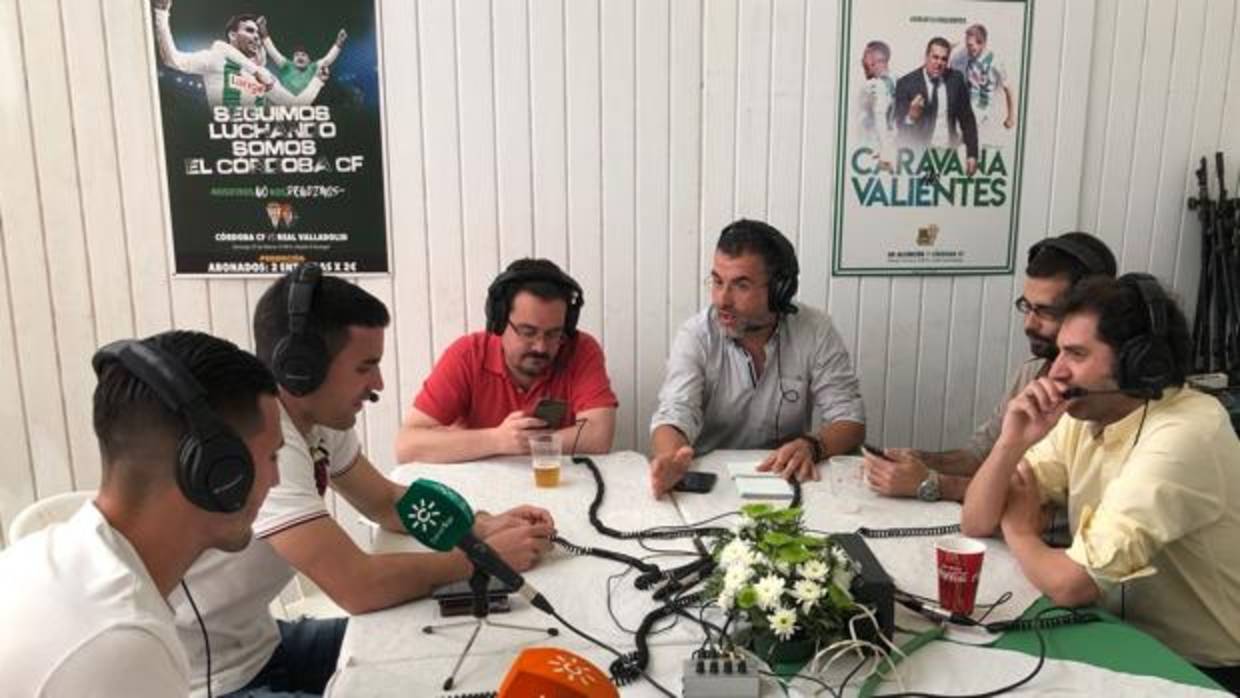 Guardiola y Alfaro, ayer, junto a los periodistas Cisco López, Antonio Postigo, Rafa Ávalos y Javier Gómez