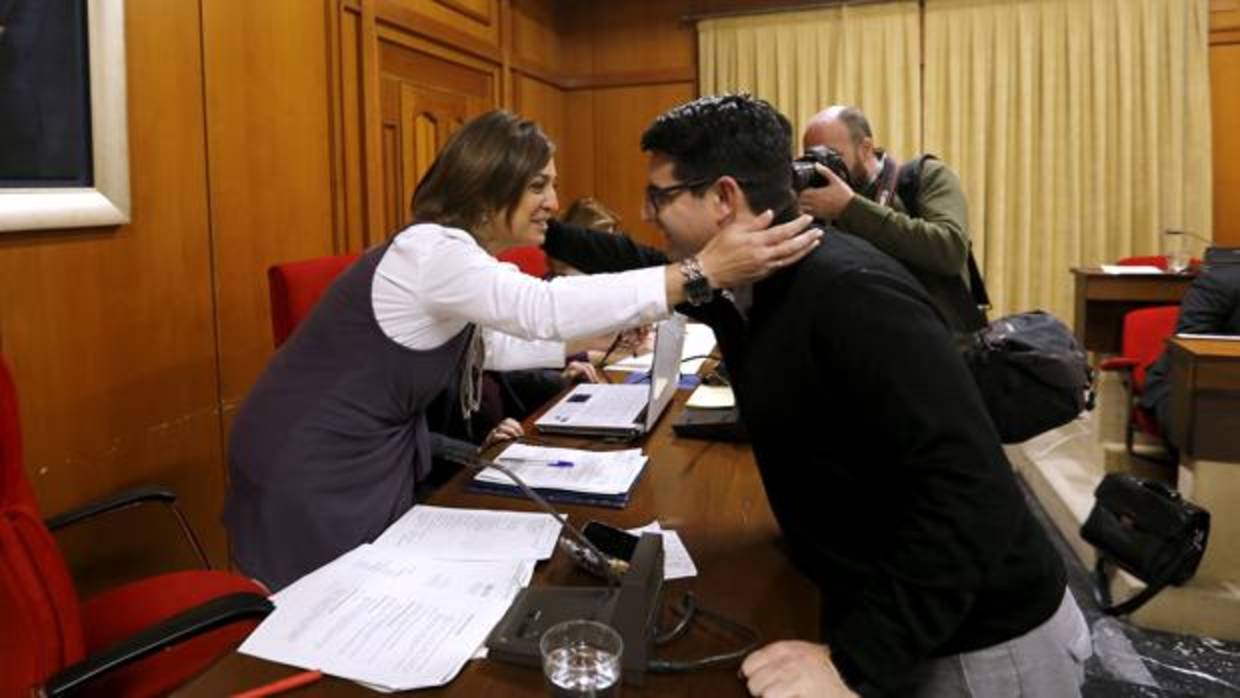 Isabel Ambrosio y Pedro García se saludan durante un Pleno del Ayuntamiento de Córdoba