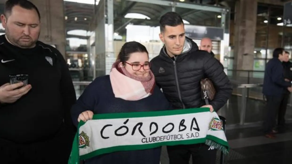 Sergi Guardiola posa junto a una aficionada tras regresar de Tarragona
