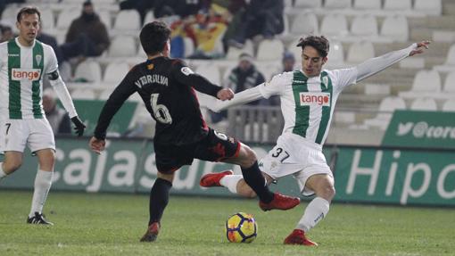 Aguado lanza a portería en el Córdoba-Reus de la primera vuelta