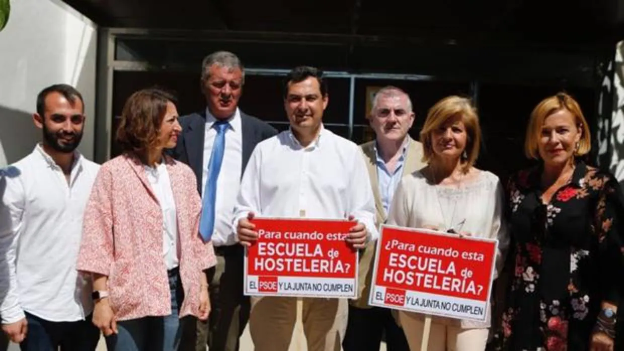 Juanma Moreno, presidente del PP-A, reivindicando en Mijas la apertura de la escuela de hostelería