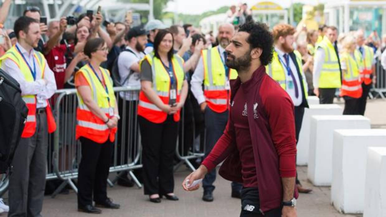 El delatero egipcio del Liverpool Mohamed Salah llega ayer al aeropuerto John Lennon de Liverpool