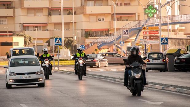 Apedrean e increpan a policías locales de La Línea de la Concepción que interceptaron a un contrabandista de tabaco