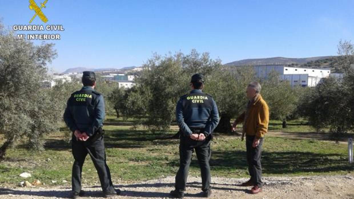 Dos agentes de la Guardia Civil durante el operativo de vigilancia