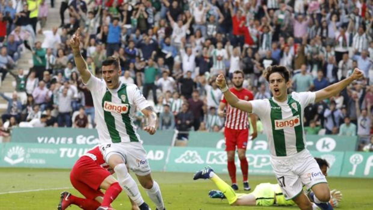 Guardiola y Aguado celebran el 1-0 ante el Almería