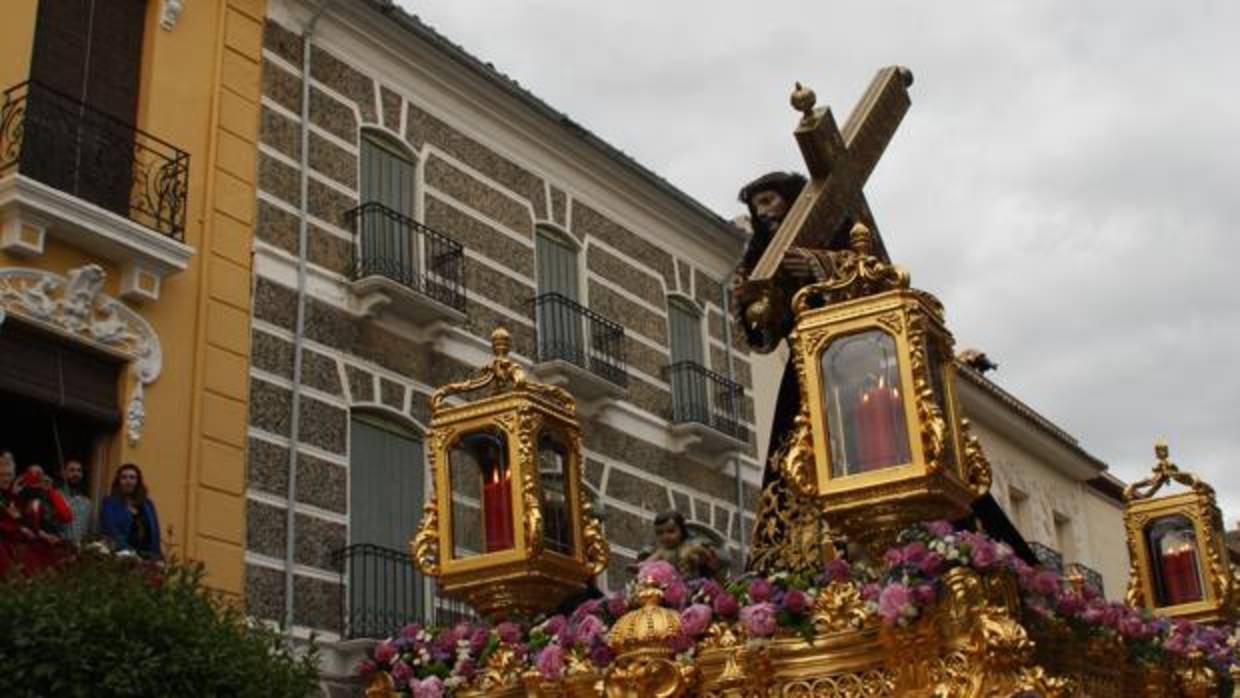 Jesús Nazareno procesiona por las calles de Priego