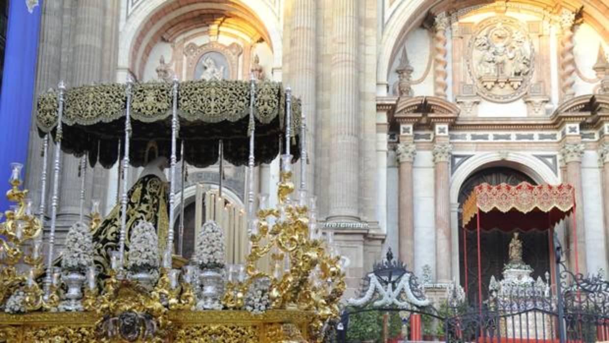 La Soledad de Mena pasa por delante de la Virgen de la Victoria en el atrio de la Catedral