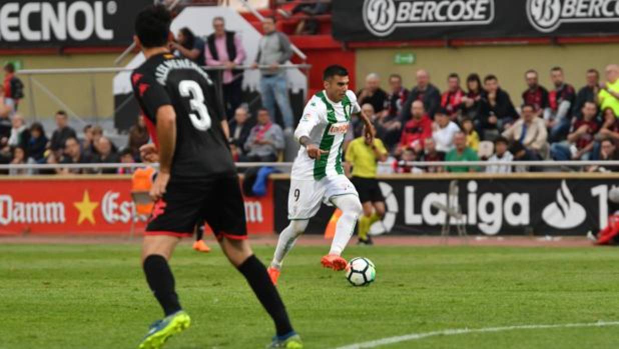 Reyes controla el balón en un momento del Reus ante el Córdoba CF